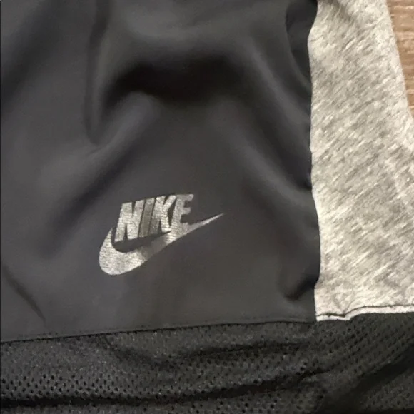 Nike women’s Black and Gray Short Sleeve Tee - Picture 4 of 6
